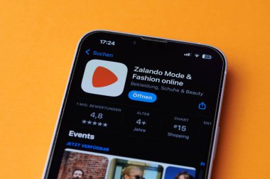 Mainz, Almanya - 24 Ekim 2024: Zalando uygulama simgesi turuncu arka planda Almanya 'da bir akıllı telefon ekranında