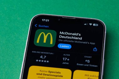 Mainz, Almanya - 24 Ekim 2024: Mc Donalds uygulama simgesi Almanya 'da yeşil arka planda bir akıllı telefon ekranında