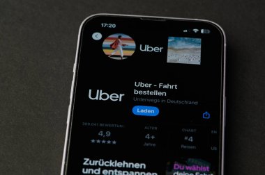 Mainz, Almanya - 24 Ekim 2024: Uygulama mağazasındaki bir Alman akıllı telefonundaki Uber uygulamasının simgesi