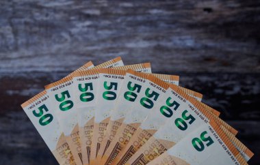Avro hayranlarından biri ahşap yüzeyde 50 avroluk banknotlar sergiliyor.