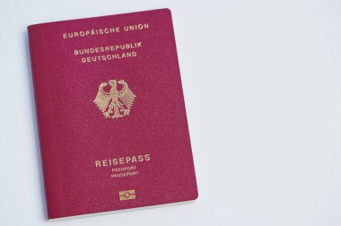 Mainz, Almanya - 11 Ocak 2025: Parlak beyaz arka planda bir Alman pasaportu