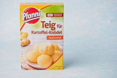 Mainz, Almanya - 18 Ocak 2025: Pfanni 'den gelen paket lezzetli patates köfteleri hazırlamak için hamur sunuyor.