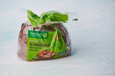 Mainz, Almanya - 18 Ocak 2025: Poensgen tarafından canlı ambalaj ve temiz etiketleme ile sergilenen glütensiz ekmek