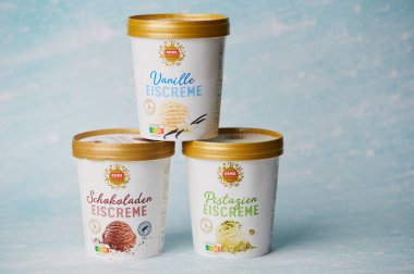 Mainz, Almanya - 18 Ocak 2025: REWE feine Welt 'ten üç çeşit dondurmalı kremalı dondurma