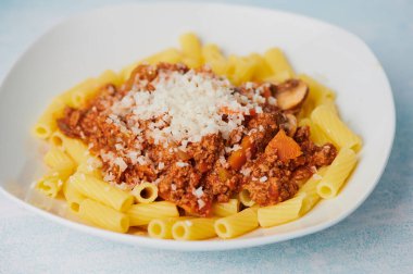 Bolonez soslu ve rendelenmiş parmesanlı şehriyeli lezzetli bir yemek..