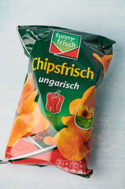 Mainz, Almanya - 18 Ocak 2025: Bir paket kızarmış patates cipsi, Intersnack Deutschland SE 'ye ait.