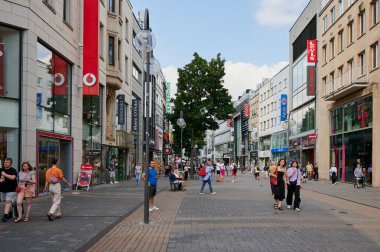 Köln, Almanya - 05 Ağustos 2024: Kolognes şehir merkezinde büyük bir alışveriş caddesi olan Schildergasse 'de insanlar alışveriş yapıyor