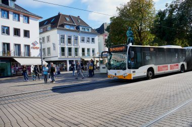 Mainz, Almanya - 05 Ekim 2024: Mainz, Schillerplatz 'da otobüs durağı