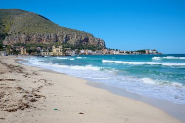 İtalya, Sicilya 'daki Mondello plajına bakın.