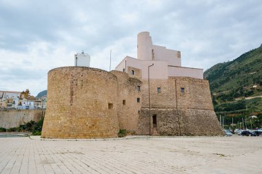 Castellammare del Golfo, Sicilya, İtalya - 08 Nisan 2025: Castello Arabo Normanno, İtalya 'nın Castellammare del Golfo marinasının hemen yanında yer alan taş bir kale