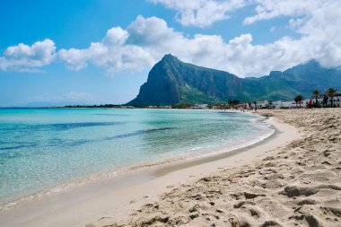 San Vito lo Capo, Sicilya, İtalya - 05 Nisan 2025: Kristal berrak sular San Vito Lo Capo, Palermo, İtalya 'nın kumlu bir sahilinde tur atıyor