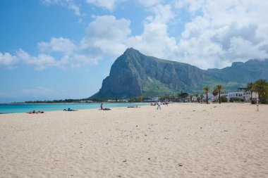 San Vito lo Capo, Sicilya, İtalya - 05 Nisan 2025: Kristal berrak sular San Vito Lo Capo, Palermo, İtalya 'nın kumlu bir sahilinde tur atıyor