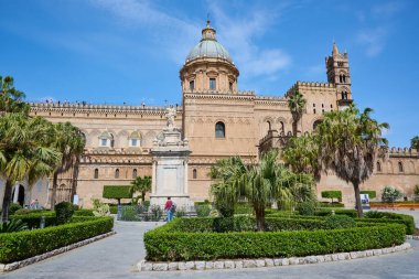 Palermo, Sicilya, İtalya - 5 Nisan 2025: Ziyaretçiler Palermo 'daki tarihi katedrali çevreleyen güzel bahçeleri keşfediyorlar