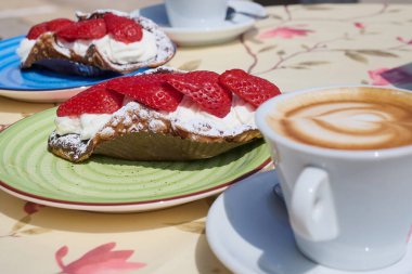 Cannoli, geleneksel olarak kahvenin yanında tatlı ricotta kreması ile doldurulmuş kızarmış hamur kabuklarından oluşan Sicilya 'nın en ünlü tatlılarından biridir.