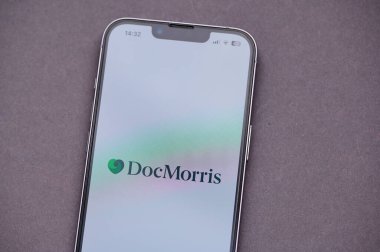 Mainz, Almanya - 09 Haziran 2025: Bir akıllı telefon ekranında Doktor Morris 'in online sağlık hizmeti uygulaması görülüyor. Uygulamada sağlık yönetimi, kullanıcılar için kolaylığın artırılması üzerinde duruluyor.