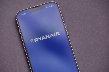 Mainz, Almanya - 09 Haziran 2025: Bir akıllı telefon, Ryanair 'in uçuş rezervasyonları ve seyahat güncellemeleri üzerine odaklanmış havayolu uygulamasının kullanıcı arayüzünü gösterir.