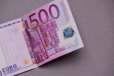 500 avroluk banknota gri arka planda ayrıntılı bir bakış