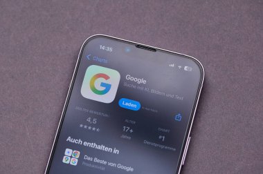 Mainz, Almanya - 09 Haziran 2025: modern bir akıllı telefon, Google arama uygulaması için indirme arayüzünü gösterir.