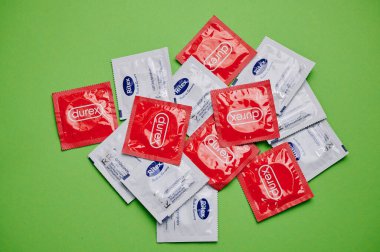 Mainz, Almanya - 09 Haziran 2025 Durex ve Ritex markalarından oluşan bir prezervatif koleksiyonu canlı yeşil bir yüzeye yayılmış durumda..