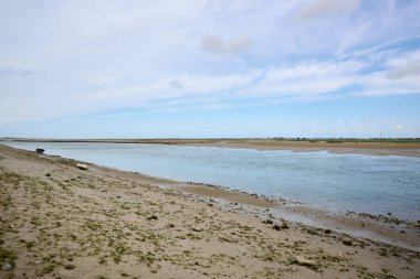 Saint-Valery-sur-Somme 'daki dalgaların çekildiği körfez, Fransa' nın Hauts-de-France bölgesinde yer alıyor.