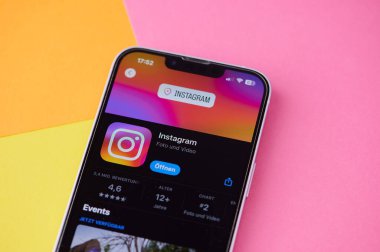 Mainz, Almanya - 10 Ağustos 2025: Bir akıllı telefon, canlı bir arkaplan karşısında popüler sosyal medya uygulaması instagramını gösteriyor.