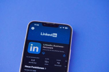 Mainz, Almanya - 10 Ağustos 2025: Bir akıllı telefon ağ özellikleri odaklı LinkedIn uygulama arayüzünü görüntüler.