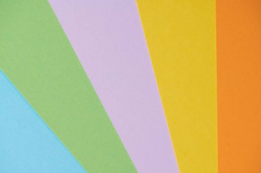 Çeşitli renkli kağıtlar fan şeklinde sergileniyor, canlı renkler sergileniyor..