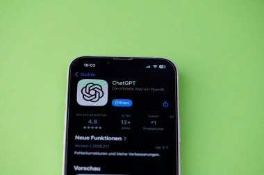 Mainz, Almanya - 10 Ağustos 2025: Akıllı telefon ekranında ChatGPT uygulama logosu gösteriliyor