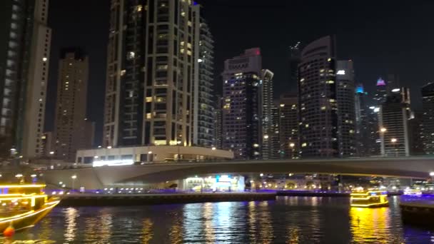 Dubai Marina Ufuk Çizgisi Mimarisi Lüks Bir Tekne Ile Gece — Stok video