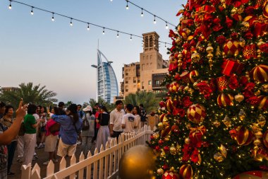 Dubai 'deki Madinat Jumeirah' da Şenlik Işıkları ve Arap Geceleri. BAE