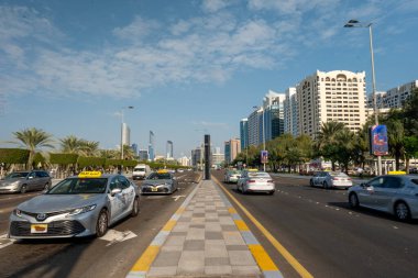 Birleşik Arap Emirlikleri 'nden Abu Dahbi ile Corniche Yolu' nun sokak manzarası.