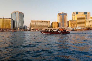 5 Ocak 2024 Dubai, Birleşik Arap Emirlikleri Halkı geleneksel bir tekne ile Dubai Deresi 'nden geçiyor..
