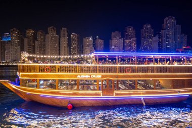 Dubai Marina 'da akşam yemeği büfesi ve canlı eğlence içeren bir gemi gezisiyle harika bir akşam. 07 Ocak 2024, Dubai, BAE