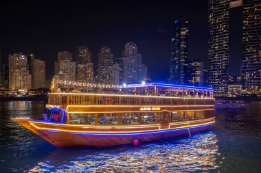 Dubai Marina 'da akşam yemeği büfesi ve canlı eğlence içeren bir gemi gezisiyle harika bir akşam. 07 Ocak 2024, Dubai, BAE