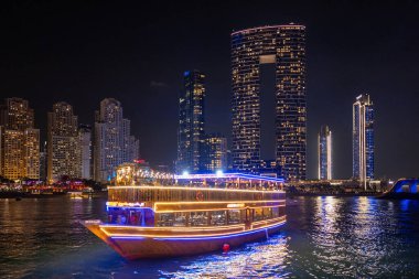 Dubai Marina 'da akşam yemeği büfesi ve canlı eğlence içeren bir gemi gezisiyle harika bir akşam. 07 Ocak 2024, Dubai, BAE