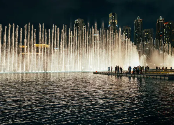 07 Ocak 2024, Dubai, BAE. Gece Dubai 'de bir fıskiye gösterisi var. Modern turizm ve ticaret merkezi