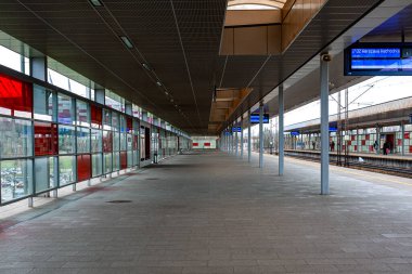 Varşova 'daki Stadion istasyonunun platformu. Polonya 'da mimarlık. Polonya demiryolları. Polonya, Mazovia, Varşova
