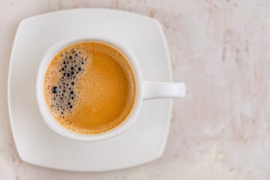 Açık kırsal arka planda beyaz bir fincan espresso. Kafeler, restoranlar için menü. Bir fincan kahvenin üst görüntüsü. Sabah kahveyle rahatla..
