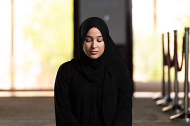 İslami Uzun Başörtüsü Giyen Müslüman Kadın Khimar, İslam Dini Töreni için Cami 'de namaz kılıyor ve dua ediyordu.