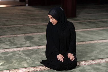 İslami Uzun Başörtüsü Giyen Müslüman Kadın Khimar, İslam Dini Töreni için Cami 'de namaz kılıyor ve dua ediyordu.