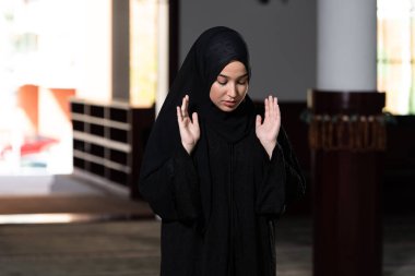 Başörtülü Güzel Müslüman Kadın Camide Giyiniyor ve Dua Ediyor