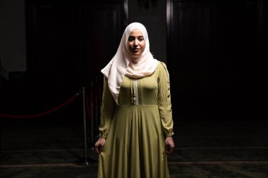 İslami Uzun Başörtüsü Giyen Müslüman Kadın Khimar, İslam Dini Töreni için Cami 'de namaz kılıyor ve dua ediyordu.