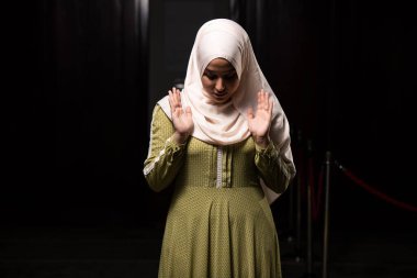 Başörtülü Güzel Müslüman Kadın Camide Giyiniyor ve Dua Ediyor