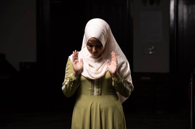 İslami Uzun Başörtüsü Giyen Müslüman Kadın Khimar, İslam Dini Töreni için Cami 'de namaz kılıyor ve dua ediyordu.