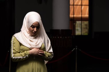 İslami Uzun Başörtüsü Giyen Müslüman Kadın Khimar, İslam Dini Töreni için Cami 'de namaz kılıyor ve dua ediyordu.