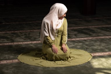 İslami Uzun Başörtüsü Giyen Müslüman Kadın Khimar, İslam Dini Töreni için Cami 'de namaz kılıyor ve dua ediyordu.