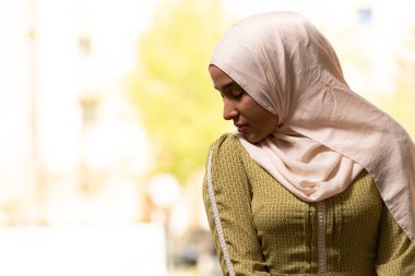 İslami Uzun Başörtüsü Giyen Müslüman Kadın Khimar, İslam Dini Töreni için Cami 'de namaz kılıyor ve dua ediyordu.