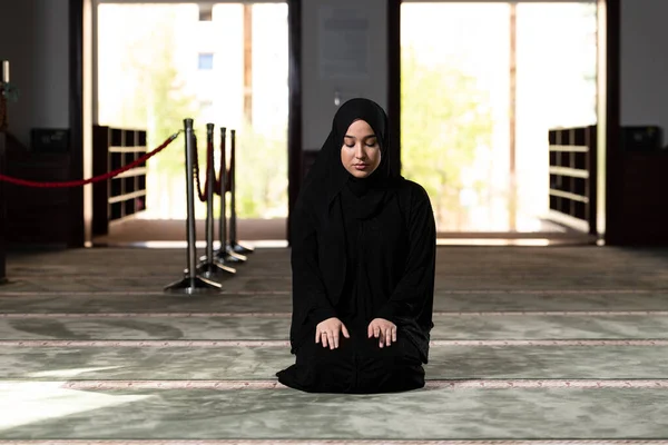Femeia Musulmană Care Poartă Hijab Islamic Lung Khimar Ruga Făcea — Fotografie, imagine de stoc