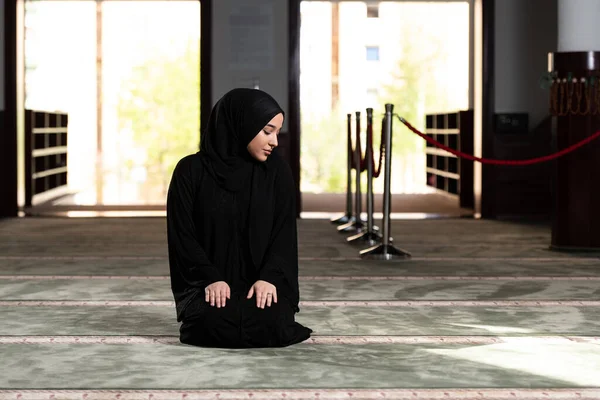 Krásná Muslimka Hidžábu Šaty Sedí Mešitě Modlí — Stock fotografie