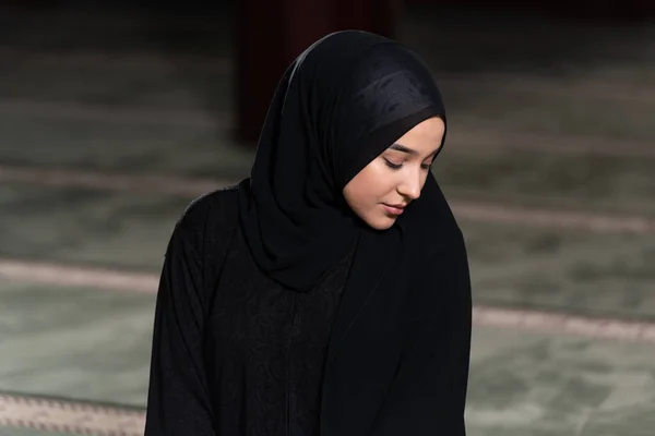Donna Musulmana Hijab Beige Abbigliamento Tradizionale Pregare Allah — Foto Stock